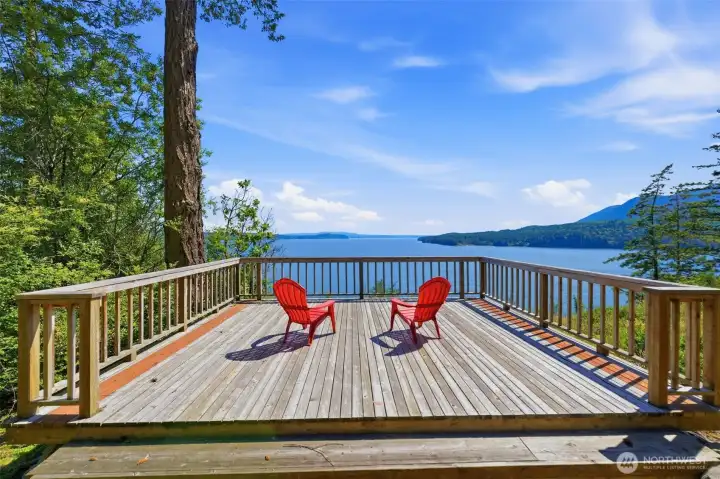 Panoramic water & mountain views!