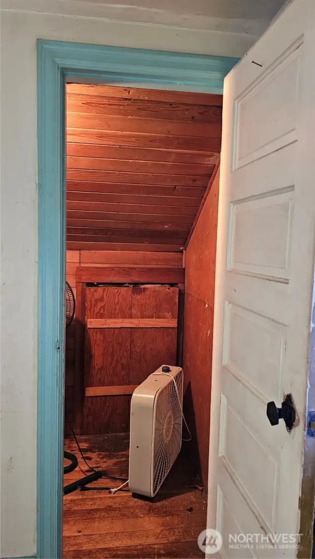hall door to closet
