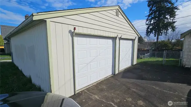 hughe double door garage 4 plus parking