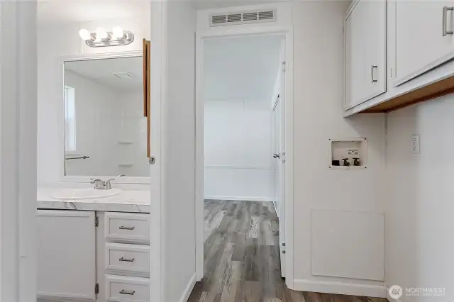 Washer / Dryer hook-ups