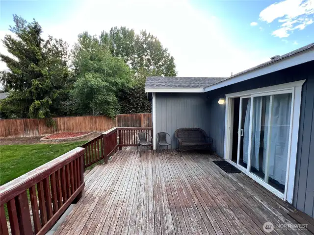 Deck/Backyard