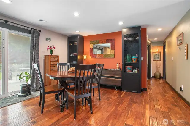 Plenty of seating in the dining room & views to backyard. Slider doors have inset blinds!