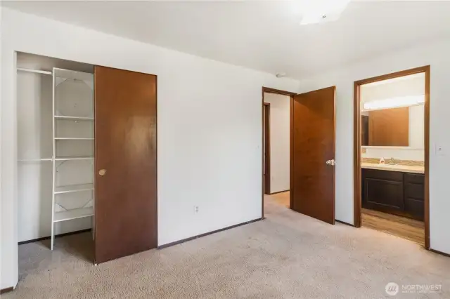 Primary bedroom with direct access to the bathroom.