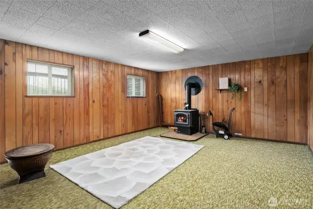 Plenty of space in this family room!