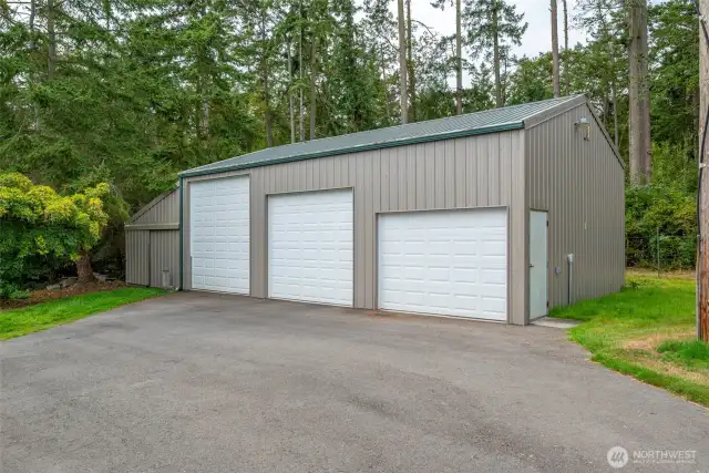 Large 1,152 square foot shop.