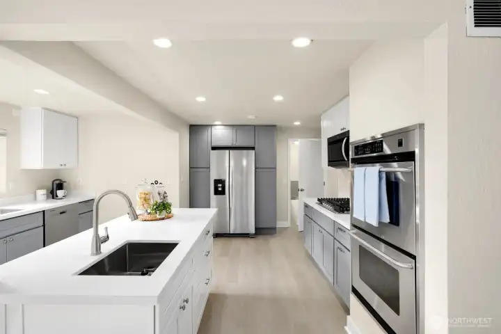 Center Island w/ prep sink.