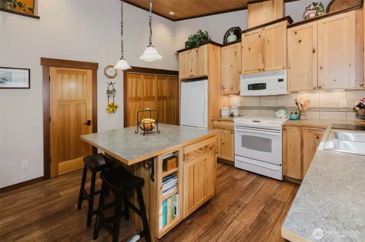 Kitchen with eat-in island, pantry w auto light