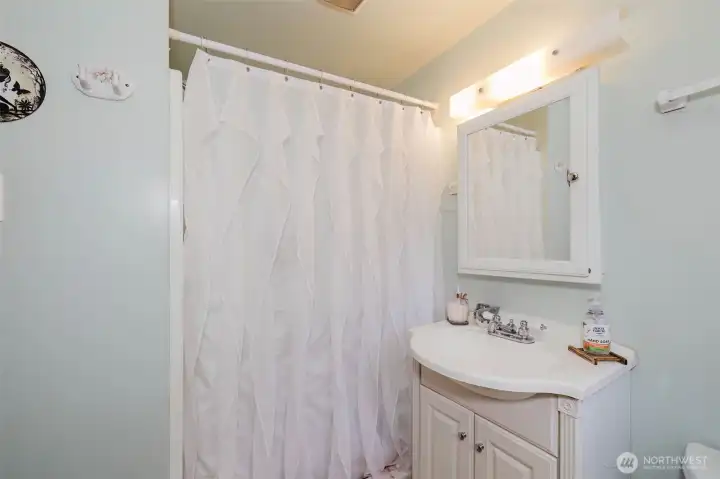 Cottage 3/4 Bathroom