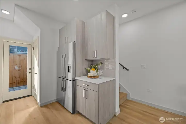 Photos are of a similar model for illustrative purposes.