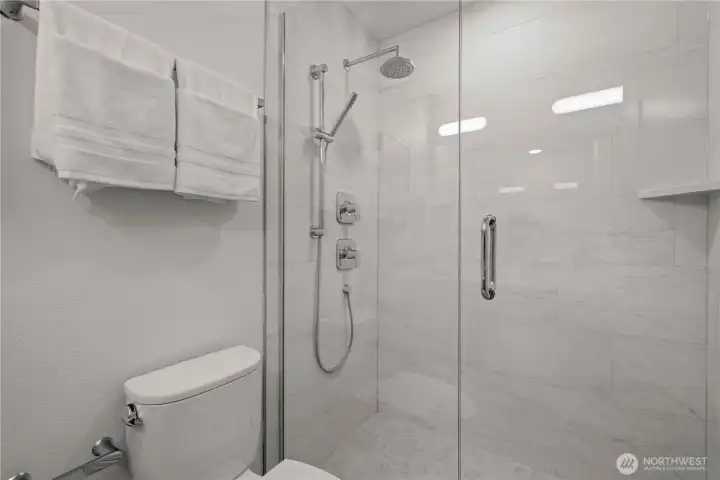 Photos are of a similar model for illustrative purposes.