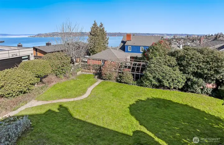 What an incredible property with so much space! This lovely yard was even the location for a big wedding!