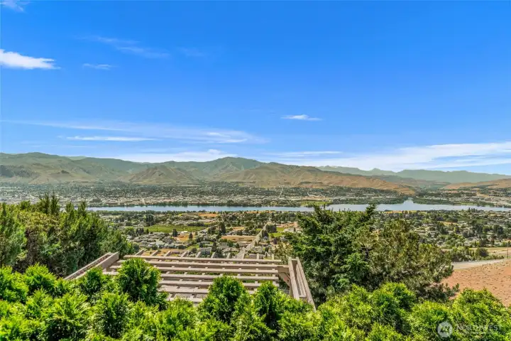 Views of the river and mountains!