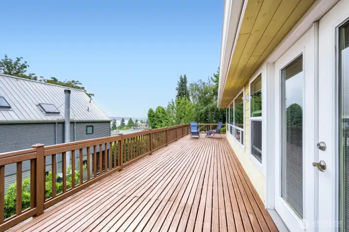 Wonderful outdoor space for relaxing and viewing. Freshly stained and ready for your pleasure.