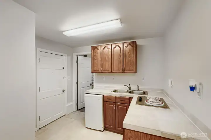 Bonus kitchen in the lower level. Clean and ready to go! Laundry through the open door.