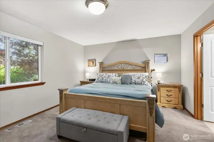 Primary suite features private en-suite & walk-in closet.