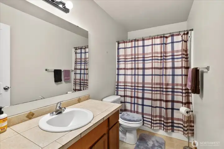 Main full bath.