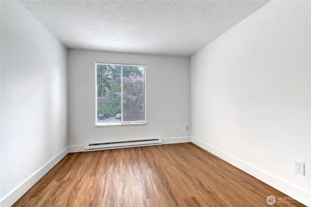 Main bedroom w/new blinds