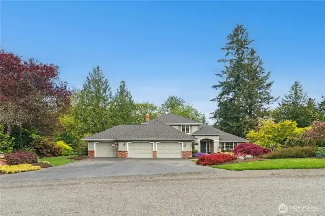 Wide angle photo showing off the expansive front yard with a large driveway for ample parking. Quiet, location only minutes to schools, shopping, downtown Redmond, freeways and more.