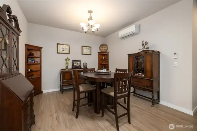 Formal or informal dining room w/ lots of wall space.