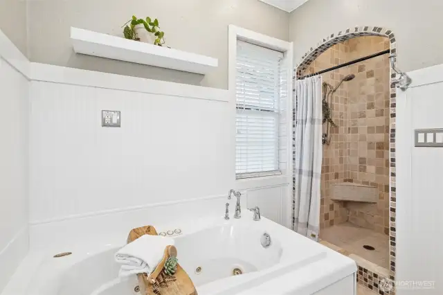 With a fully tiled shower and large soaking tub, the spacious ensuite bathroom has something for everyone.