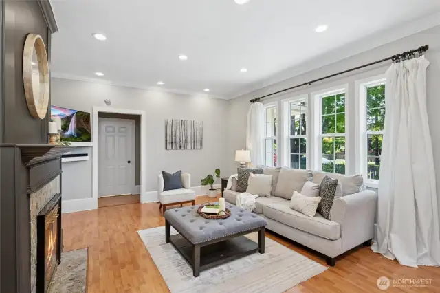 Delivering a polished & cozy vibe, E. Highland offers tall ceilings, recessed lighting and large, light flooded windows.