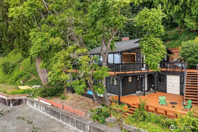 Perfectly nestled on the waterfront with great tree cover for shade. Close enough for instant water access yet mid bank enough for peace of mind.
