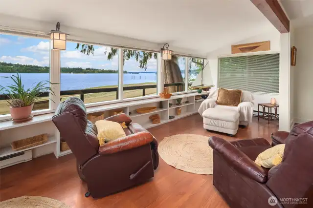 Built in shelves under the windows so the view is not obstructed.