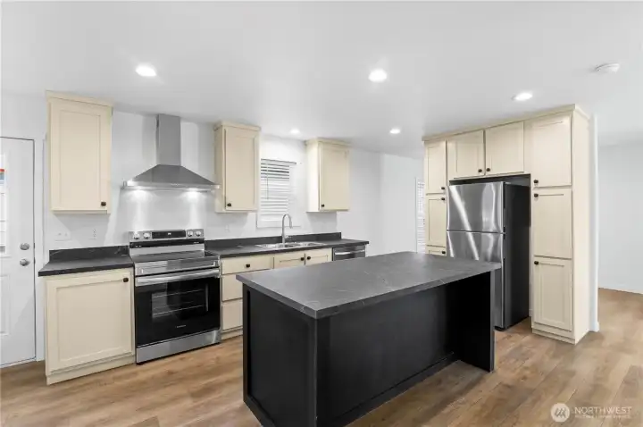 Large Kitchen w/Chef's Island and gorgeous cabinetry