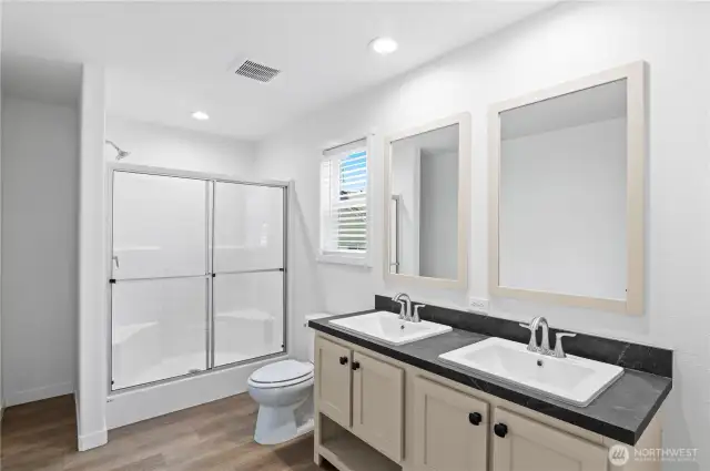 Large Primary room bathroom w/double sink vanity