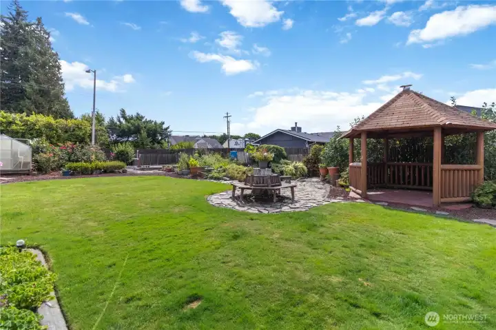 Huge yard, great for entertaining