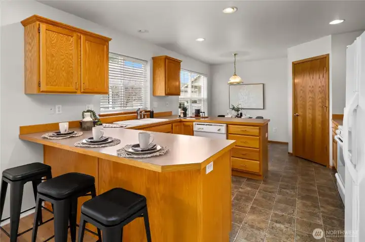 More dining options are at the breakdfast bar.