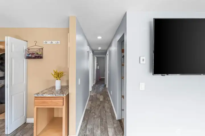 hall from living rm/kitchen