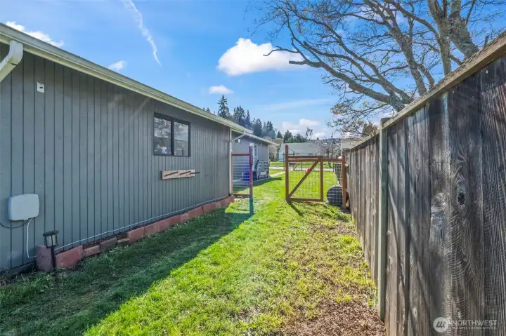 side yard/detattached garage