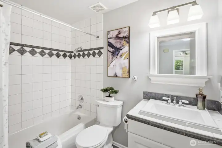 The full bath upstairs.