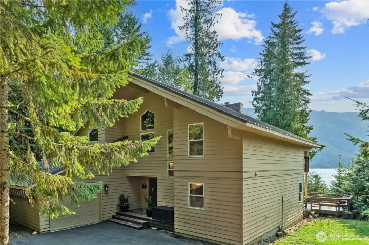 Front of home with a one car garage.
