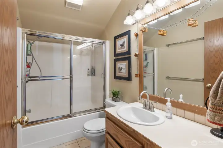 Upstairs full bathroom.
