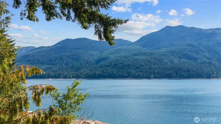 Perfectly framed Lake Kachess with mountain views!