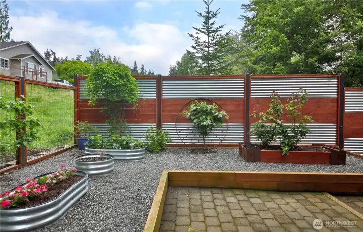 A new and stylish back fence with some more raised beds.