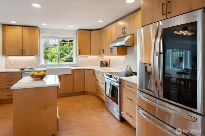 Quartz counters, SS appliances, and ample storage make this kitchen fit for culinary amateurs and auteurs alike.