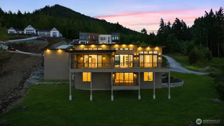 Modern, NW contemporary w/unmatched design!