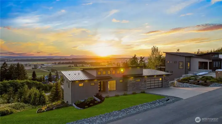 Peacefully located yet just minutes to I-5, Downtown Mount Vernon, shops, restaurants & more!