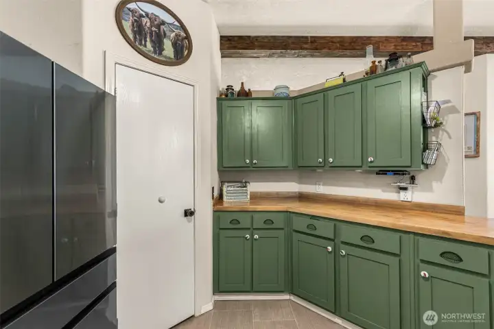 Lots of storage in the kitchen with walk -in Pantry Lots of storage in the kitchen with walk -in Pantry