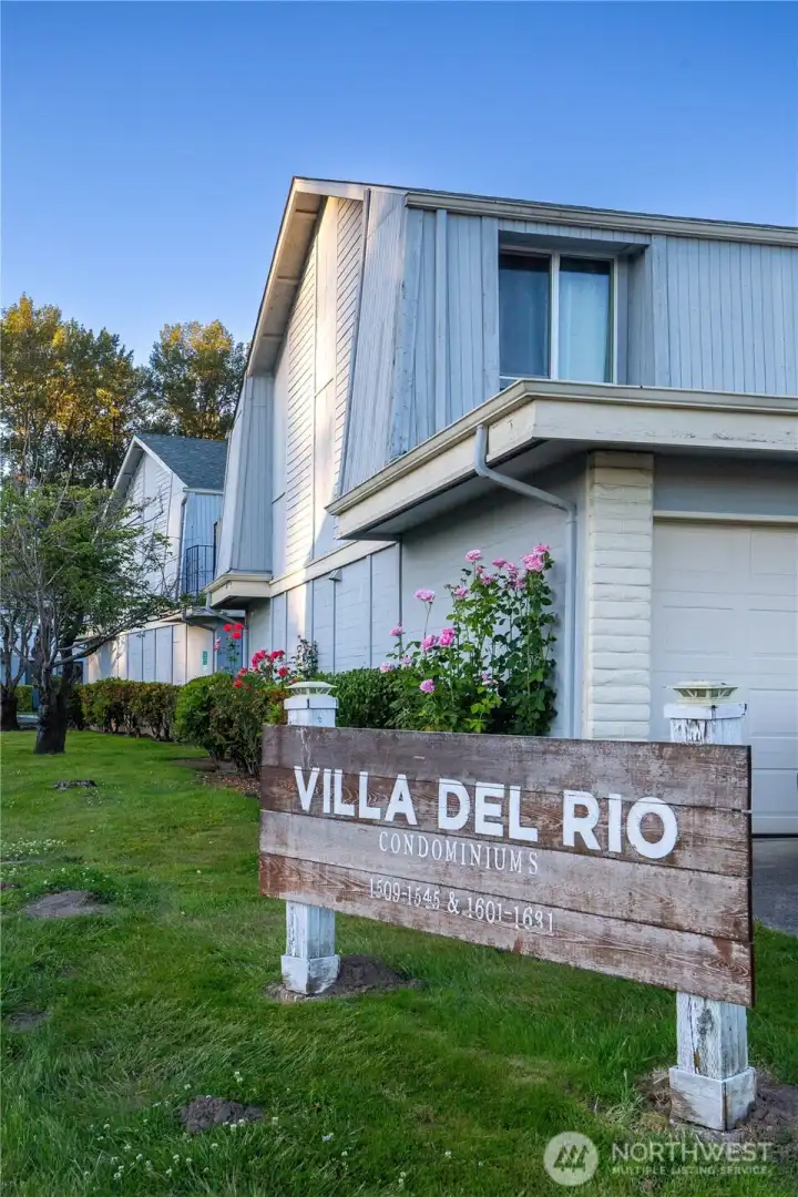 The entrance to the Villa Del Rio condominiums is accessed from 22nd St. NE, located within minutes to freeways, shopping, parks, trails, medical facilities, schools, Auburn airport and more amenities.