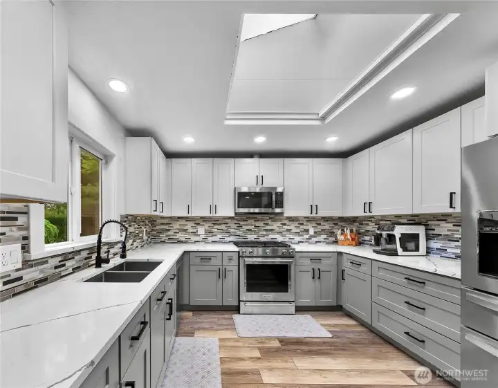 Fully remodeled kitchen in 2022 all new stainless steel appliances, soft close cabinets and so much storage! Fully remodeled kitchen in 2022 all new stainless steel appliances, soft close cabinets and so much storage!