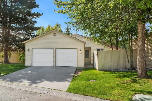 Charming 2 bed/2bath home with an attached 2 car garage in excellent location.  Home is close to Boeing, shopping transit and restaurants.