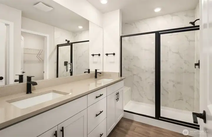 Primary en-suite bath