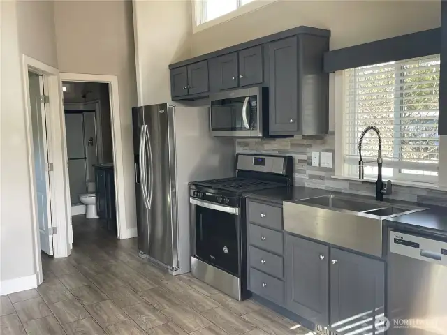 Stepping into the home, check out those appliances! Propane stove by the way