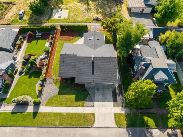 Welcome to New York Avenue! This home is situated on a block of lovely, well-maintained homes you'll be proud to call your home. The alley that runs behind the home provides functional access to your backyard and to vacant county land with a neighborhood basketball hoop.