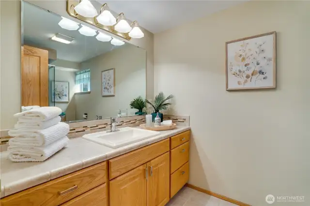 Full hallway bath on the main level.