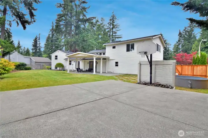 The perfect blend of fun and function—backyard and athletic court in one view.